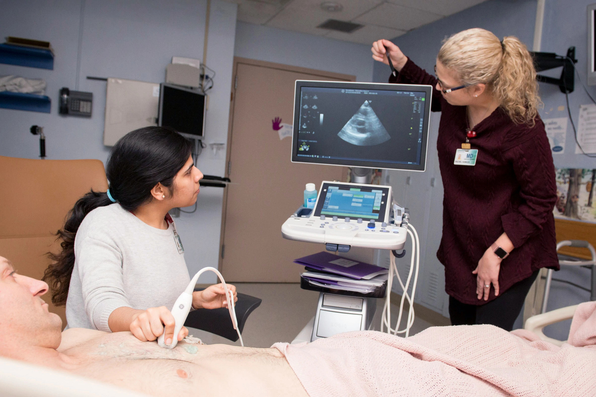 internal-medicine-resident-learning-ultrasound