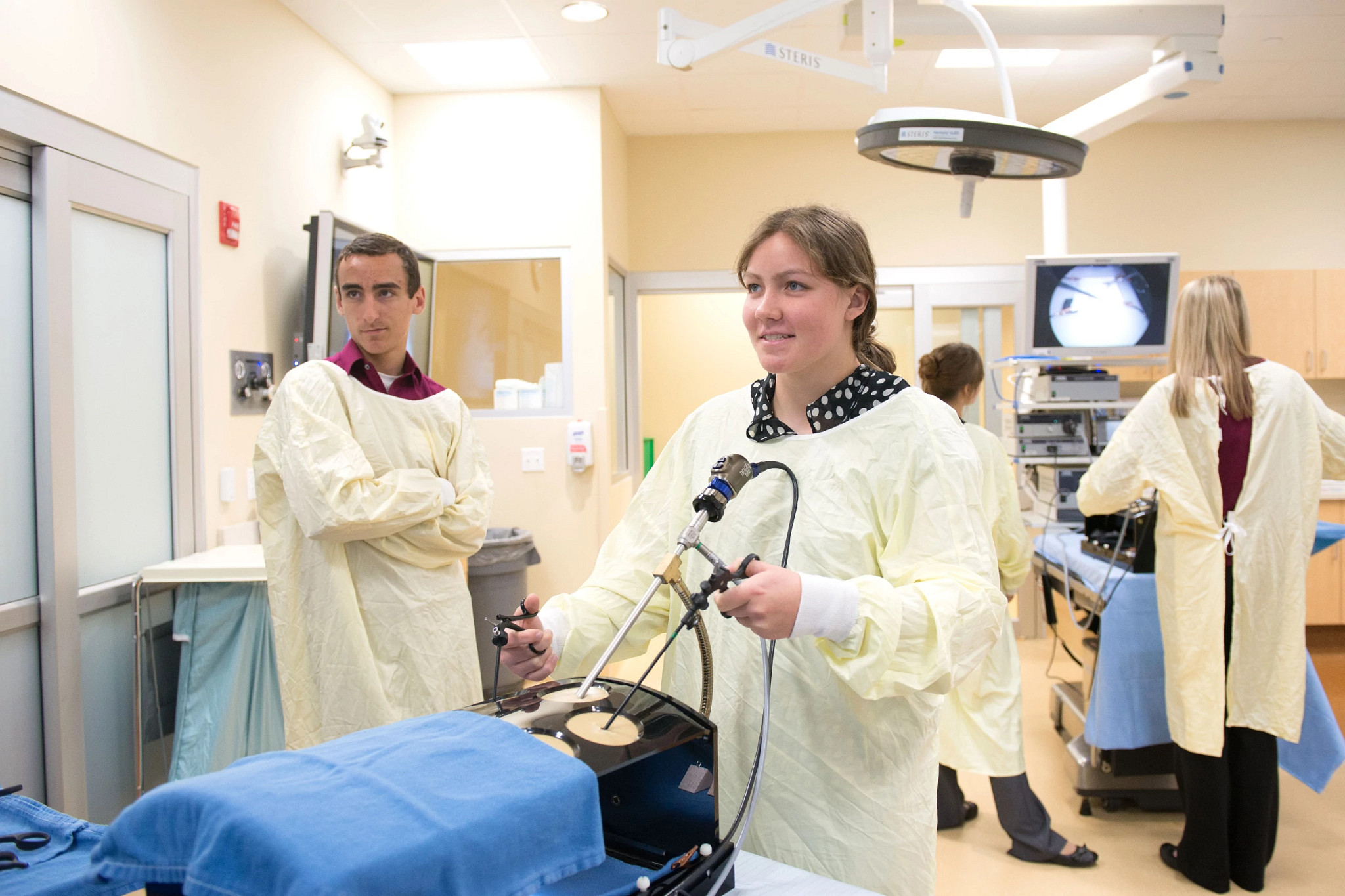 students-performing-exploratory-surgery