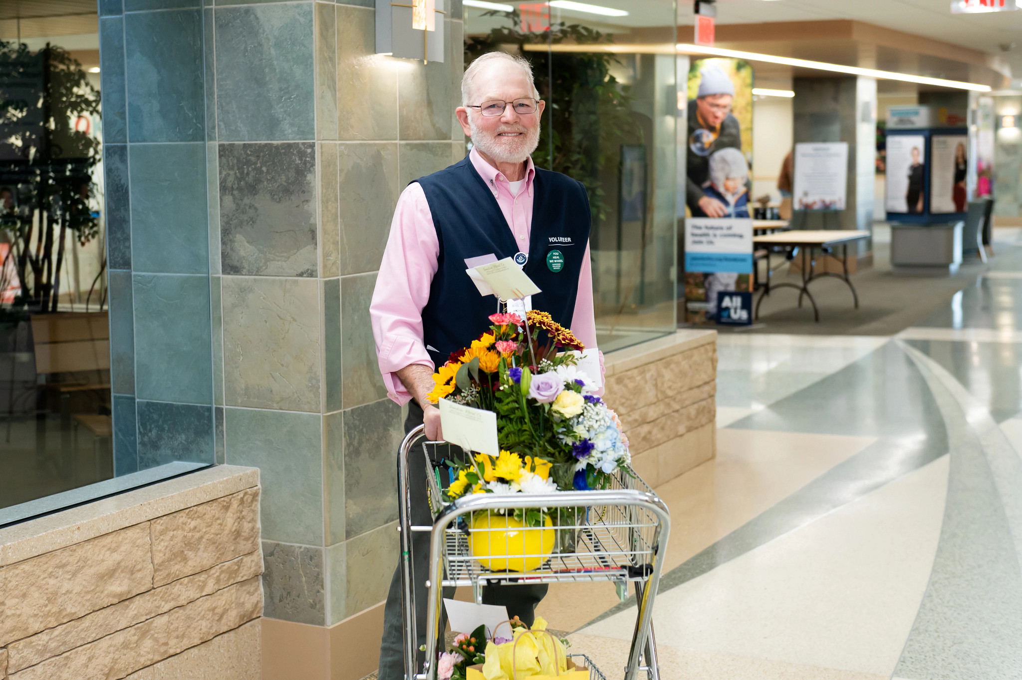 Gundersen volunteer making flower deliveries in the hospital.
