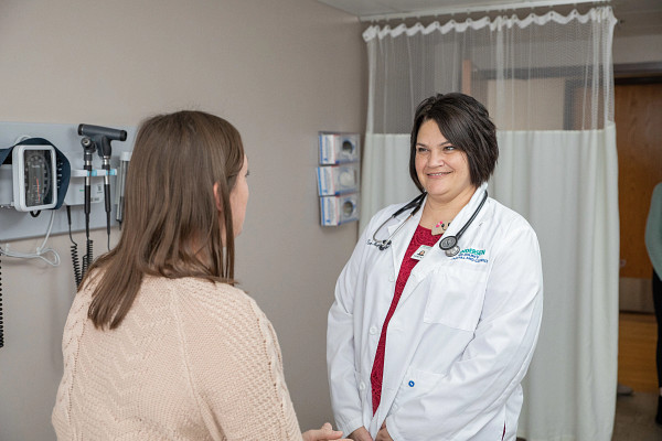 Gundersen nurse practitioner with patient in exam room.