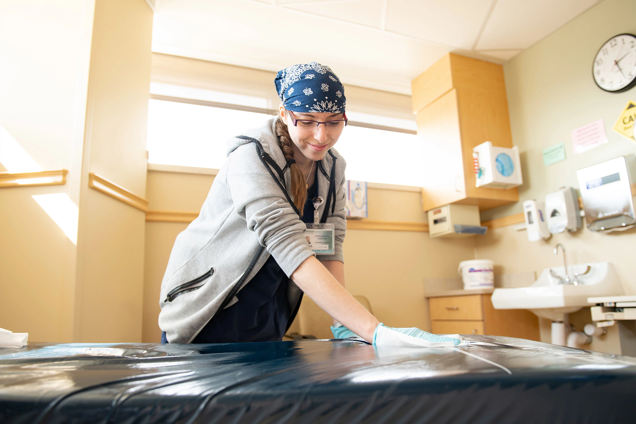 environmental-assistant-cleaning-patient-room.jpg