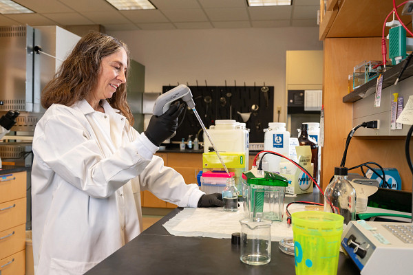Ovarian cancer researcher in research lab.