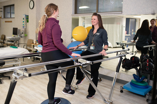 Gundersen Moundview physical therapist helping patient with balance.