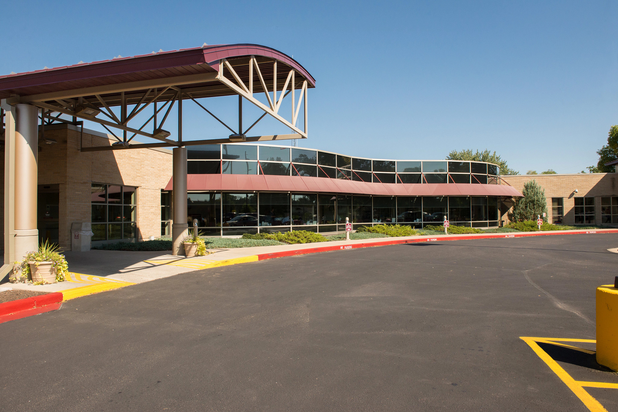 Exterior view of Gundersen Moundview Pharmacy entrance.