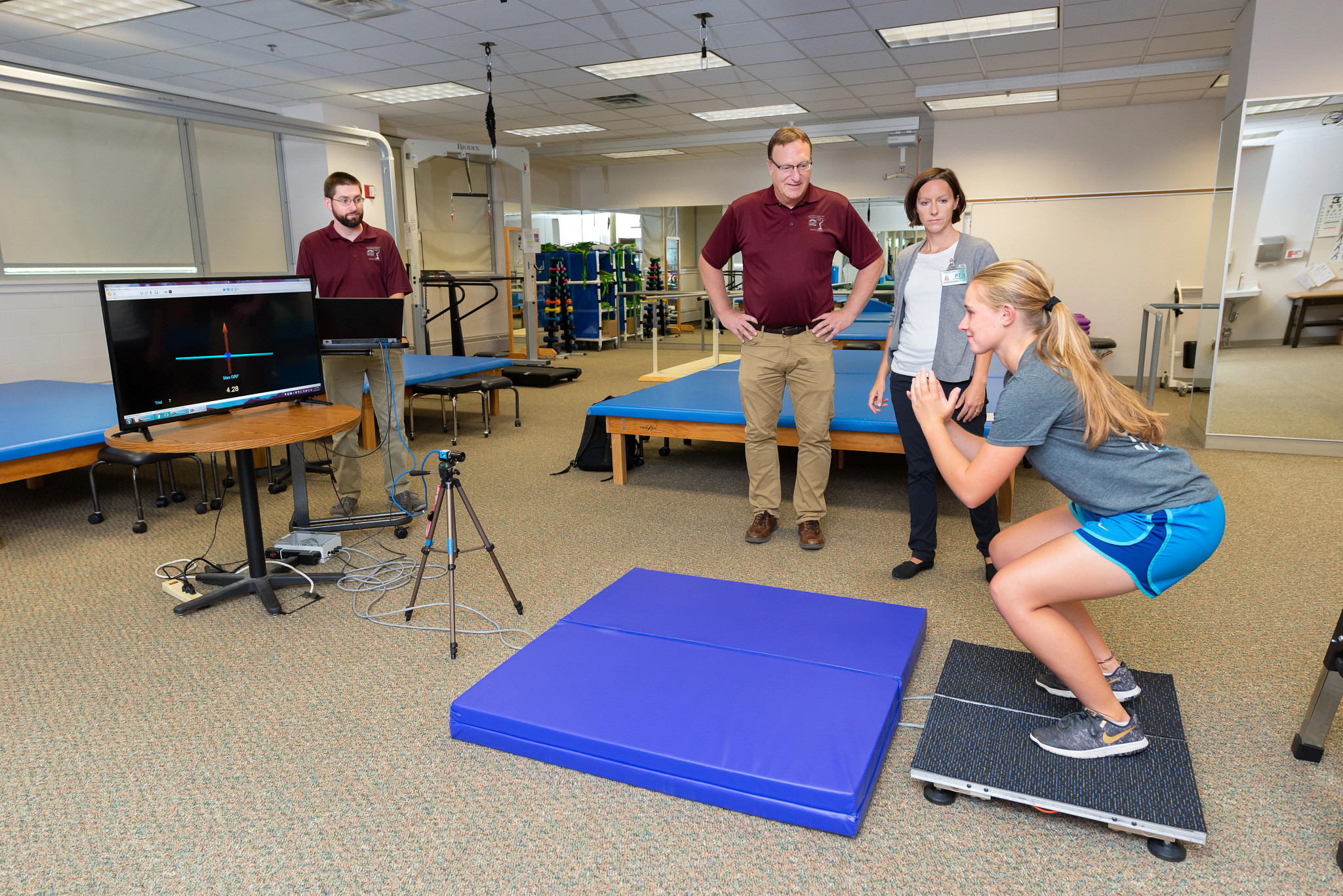 sports-physical-therapists-conducting-biomechanical-research-with-athlete
