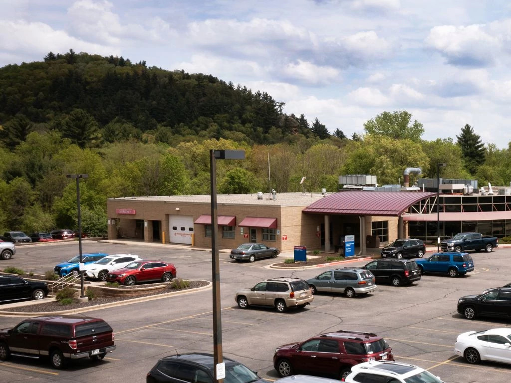 Exterior view of Gundersen Moundview Emergency and Urgent Care.