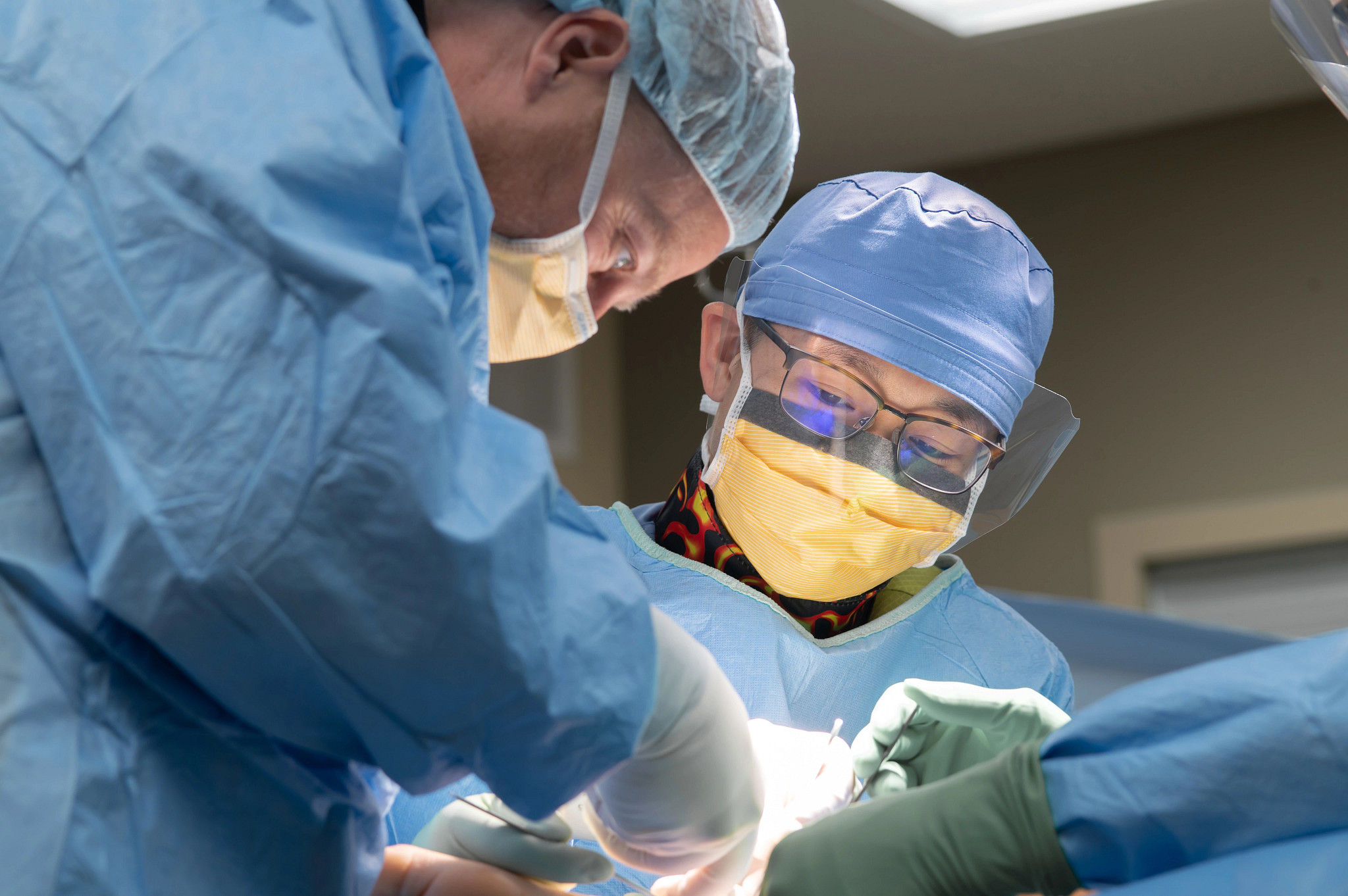podiatry-residents-performing-foot-surgery.jpg