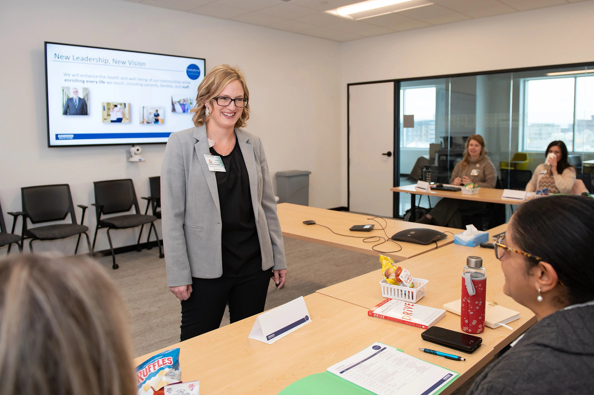 gundersen-manager-presenting-in-meeting-room