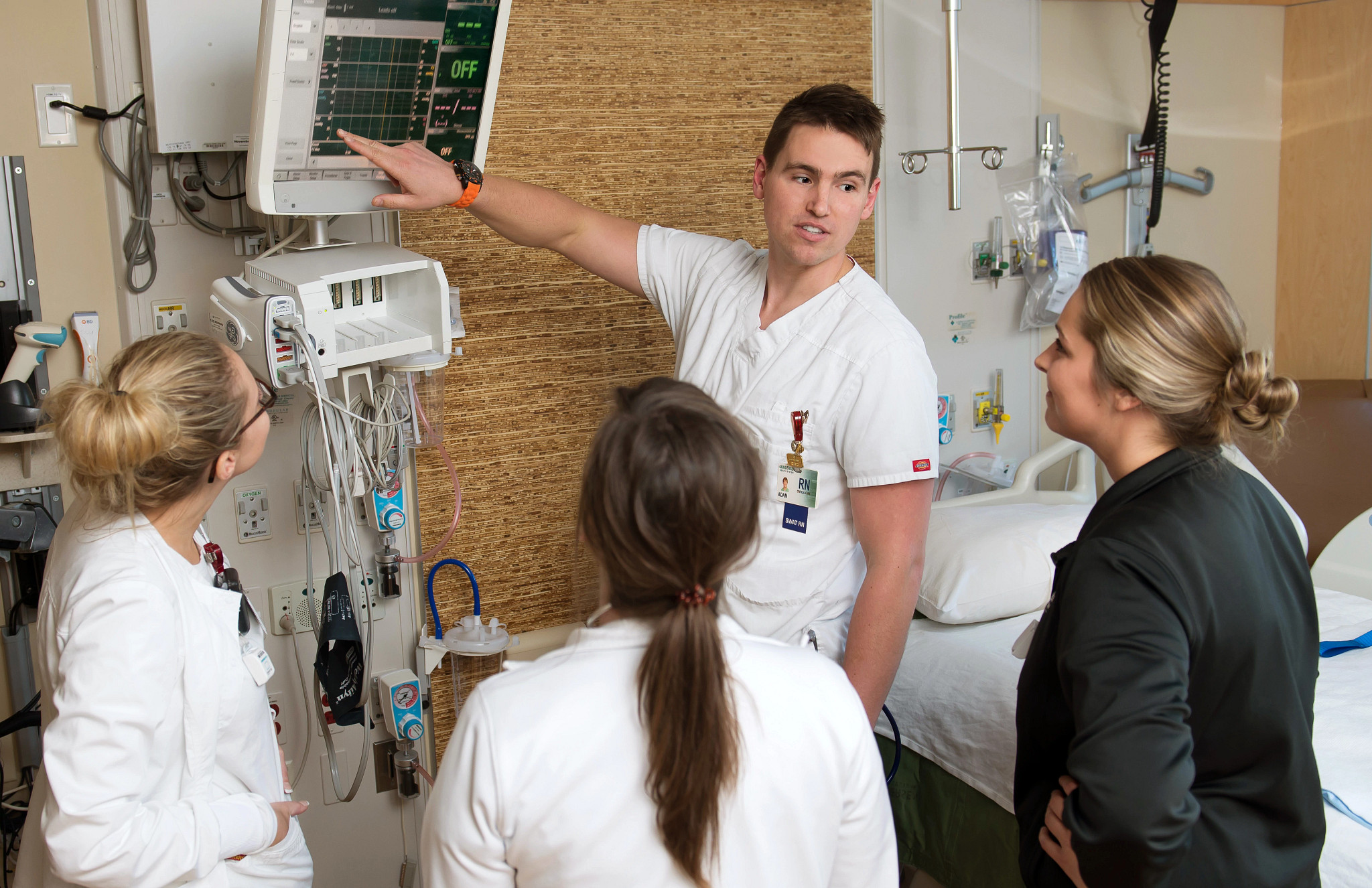 registered-nurse-teaches-nurse-interns-in-hospital