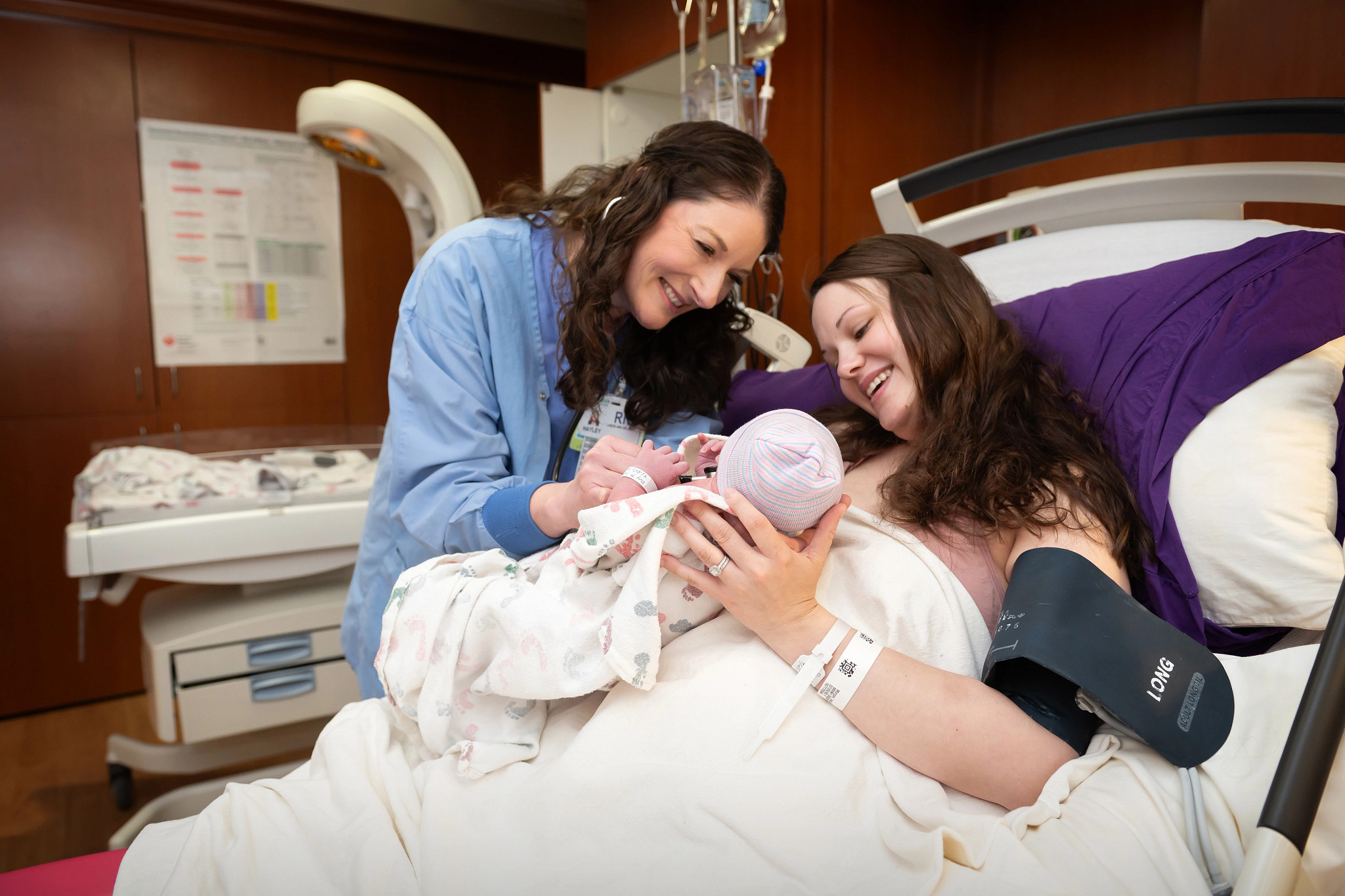 Gundersen labor and delivery nurse with mom and new baby.
