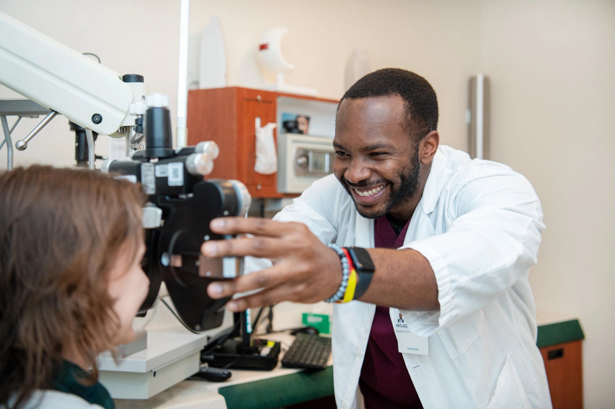 Abolade-Oduyemi-smiling-during-vision-exam