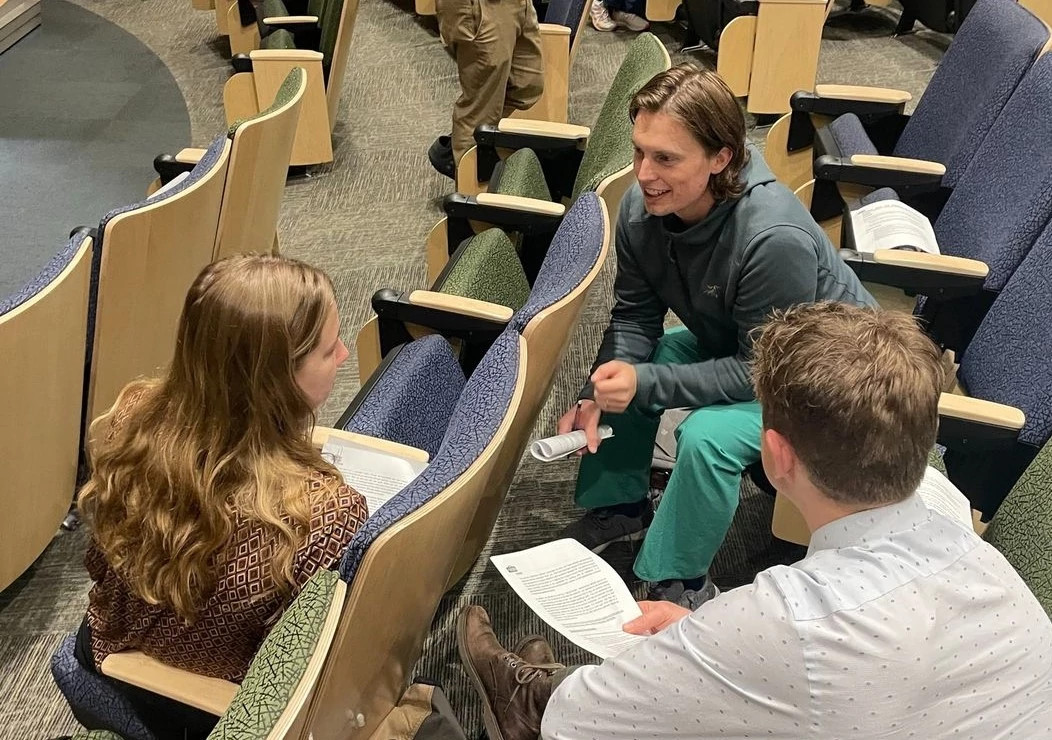 medical-student-discussion-during-grand-round