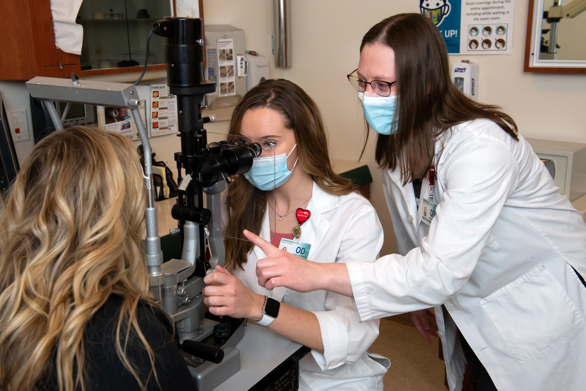optometry-faculty-working-alongside-resident
