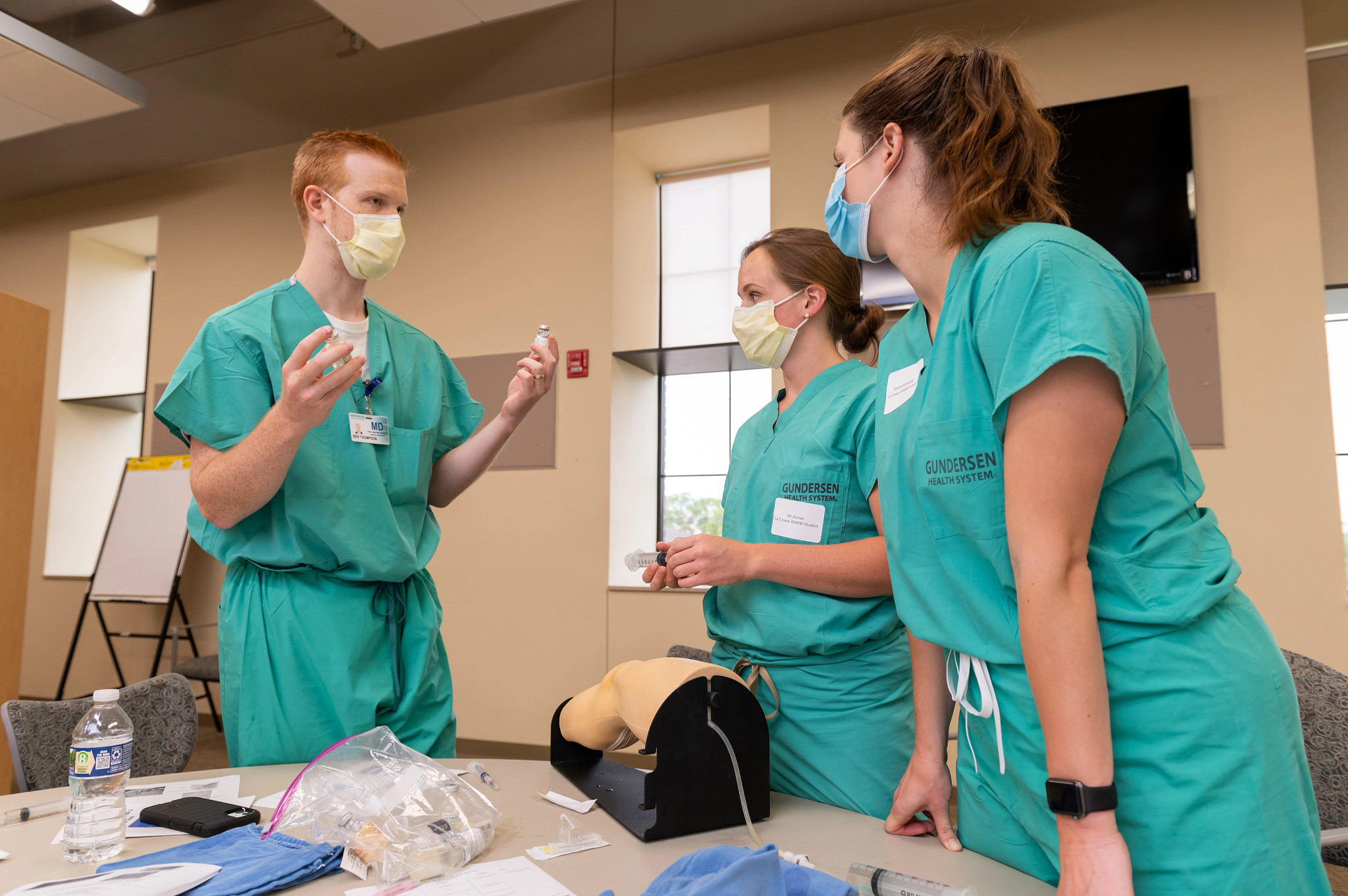 Medical-students-training-with-physician