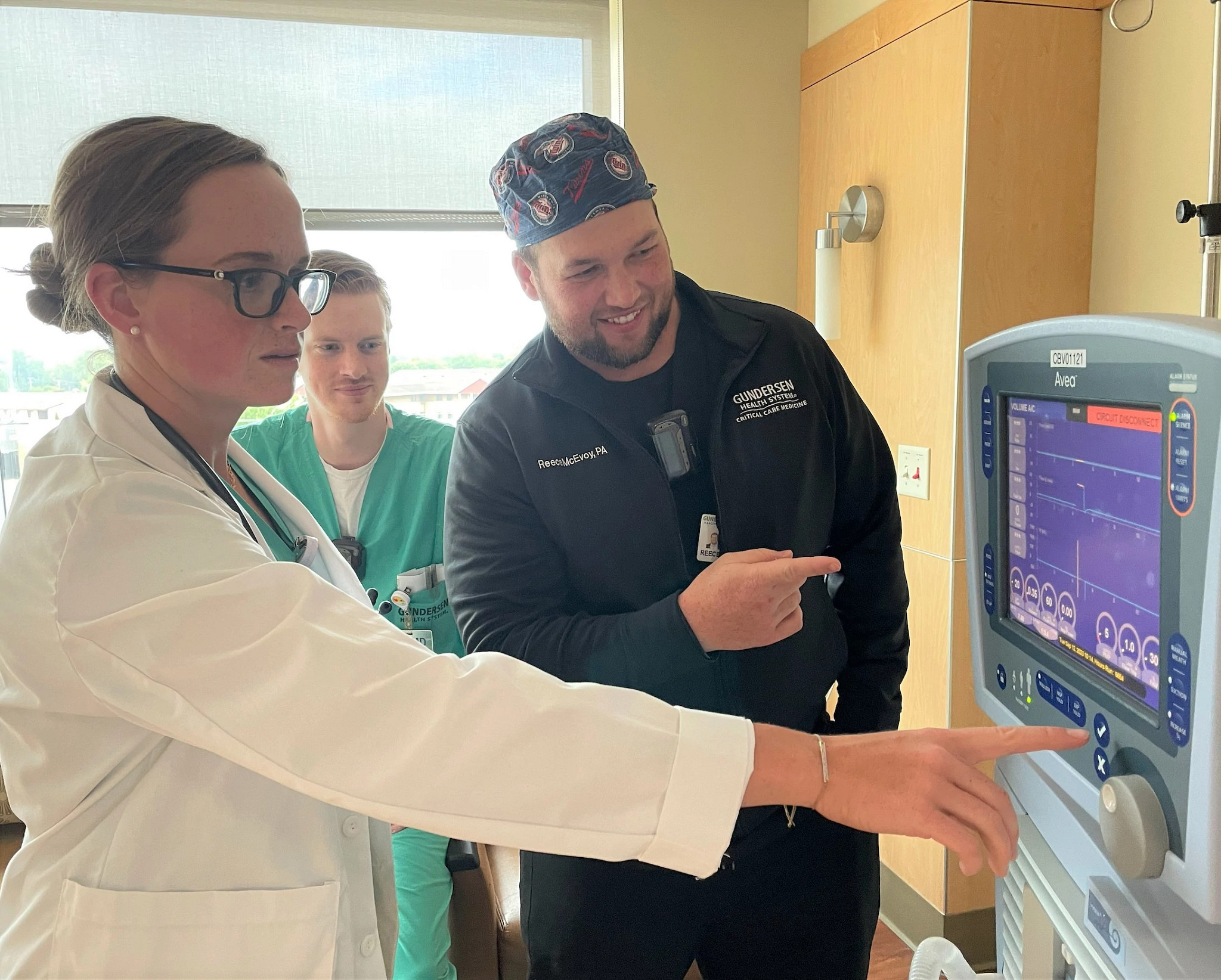 medical-students-training-in-intensive-care-unit