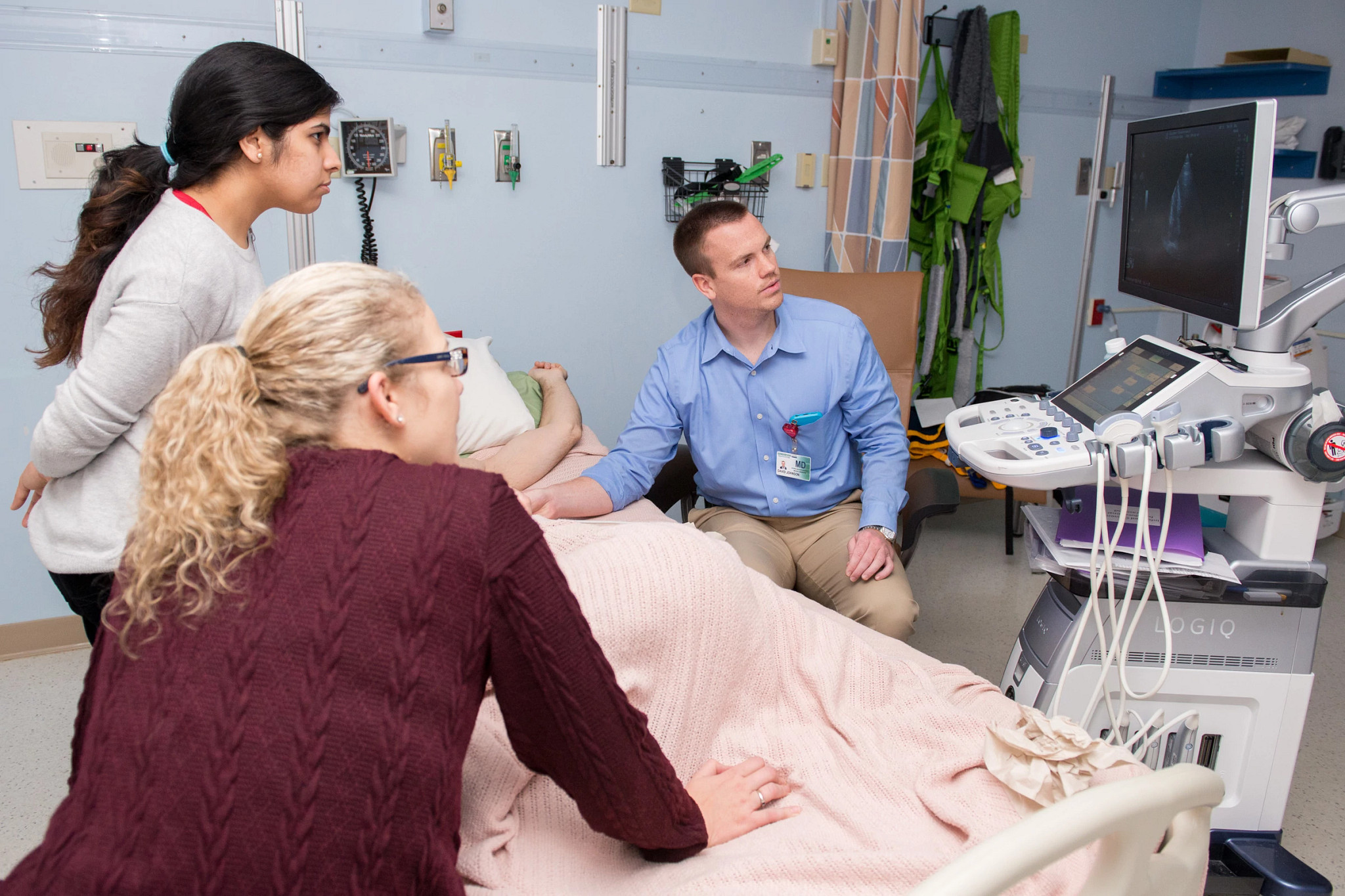 internal-medicine-residents-learning-ultrasound-techniques