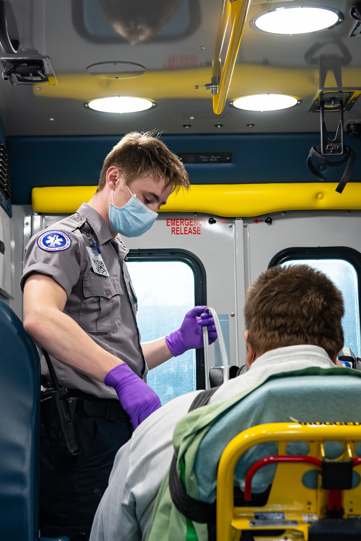 paramedic-student-with-patient