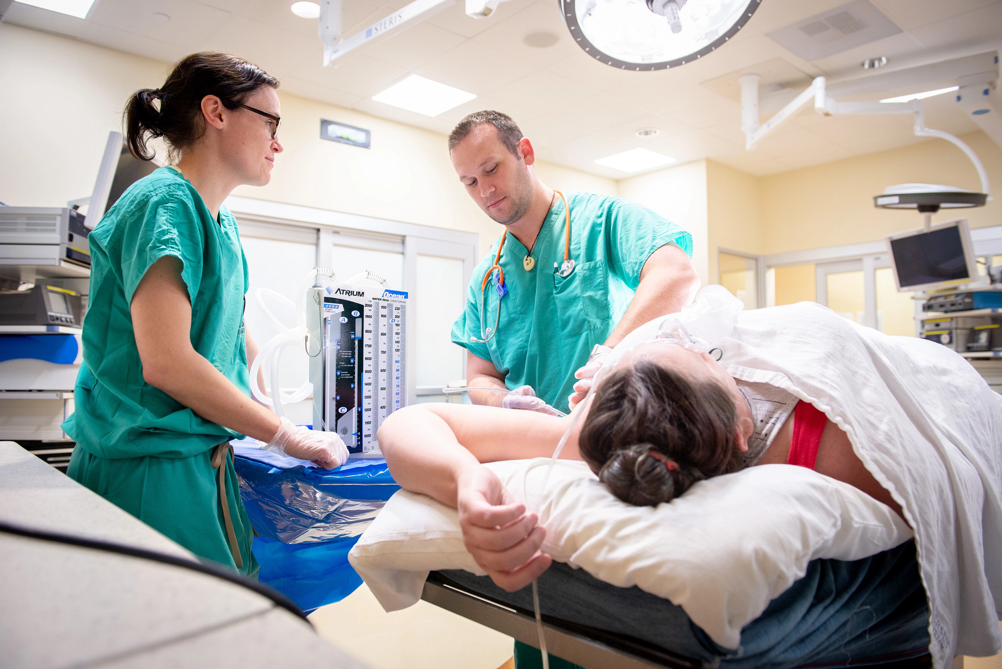 Residents training together in simulation lab.