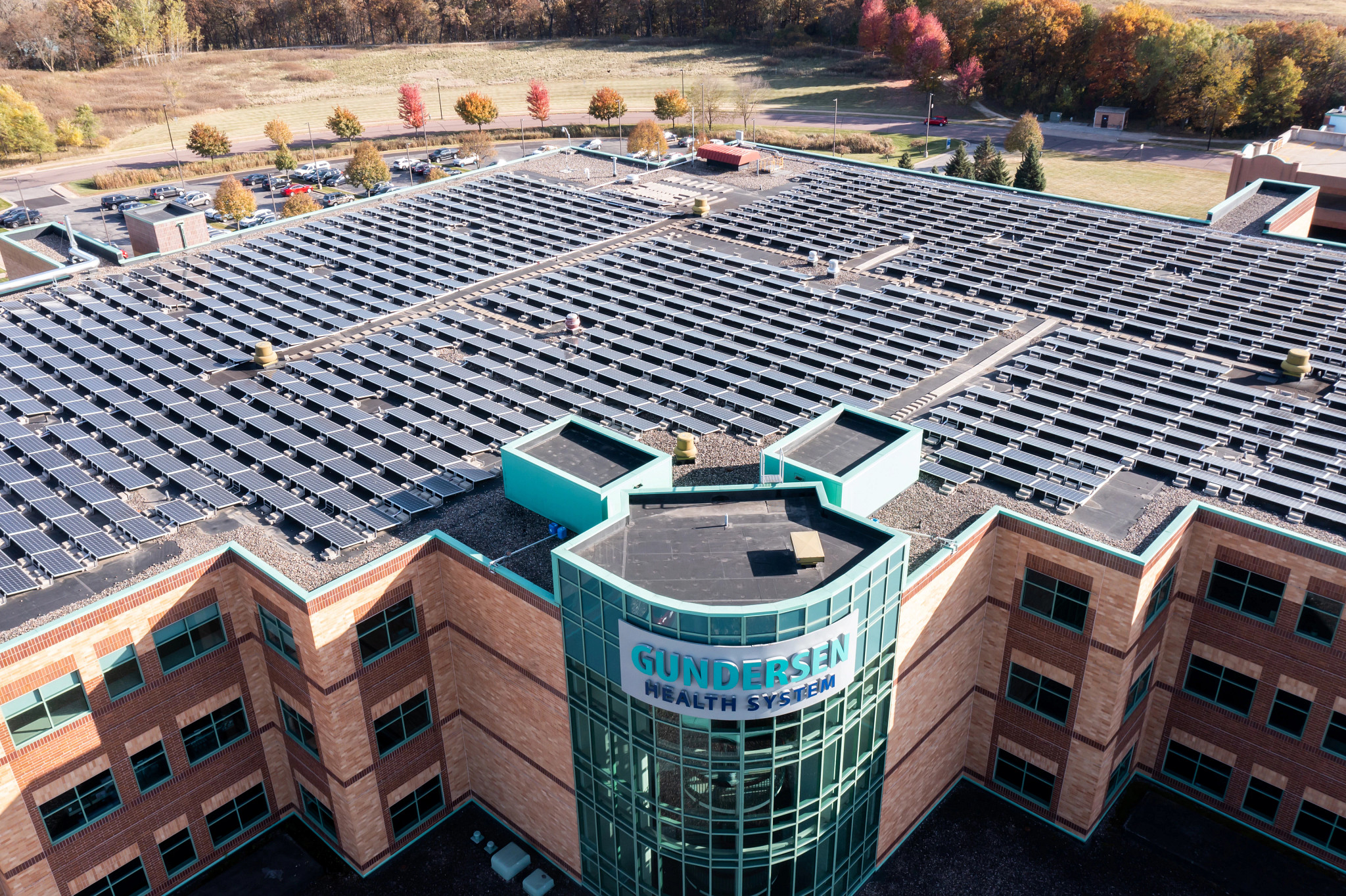 Aerial shot of Gundersen Onalaska Clinic rooftop solar panels.