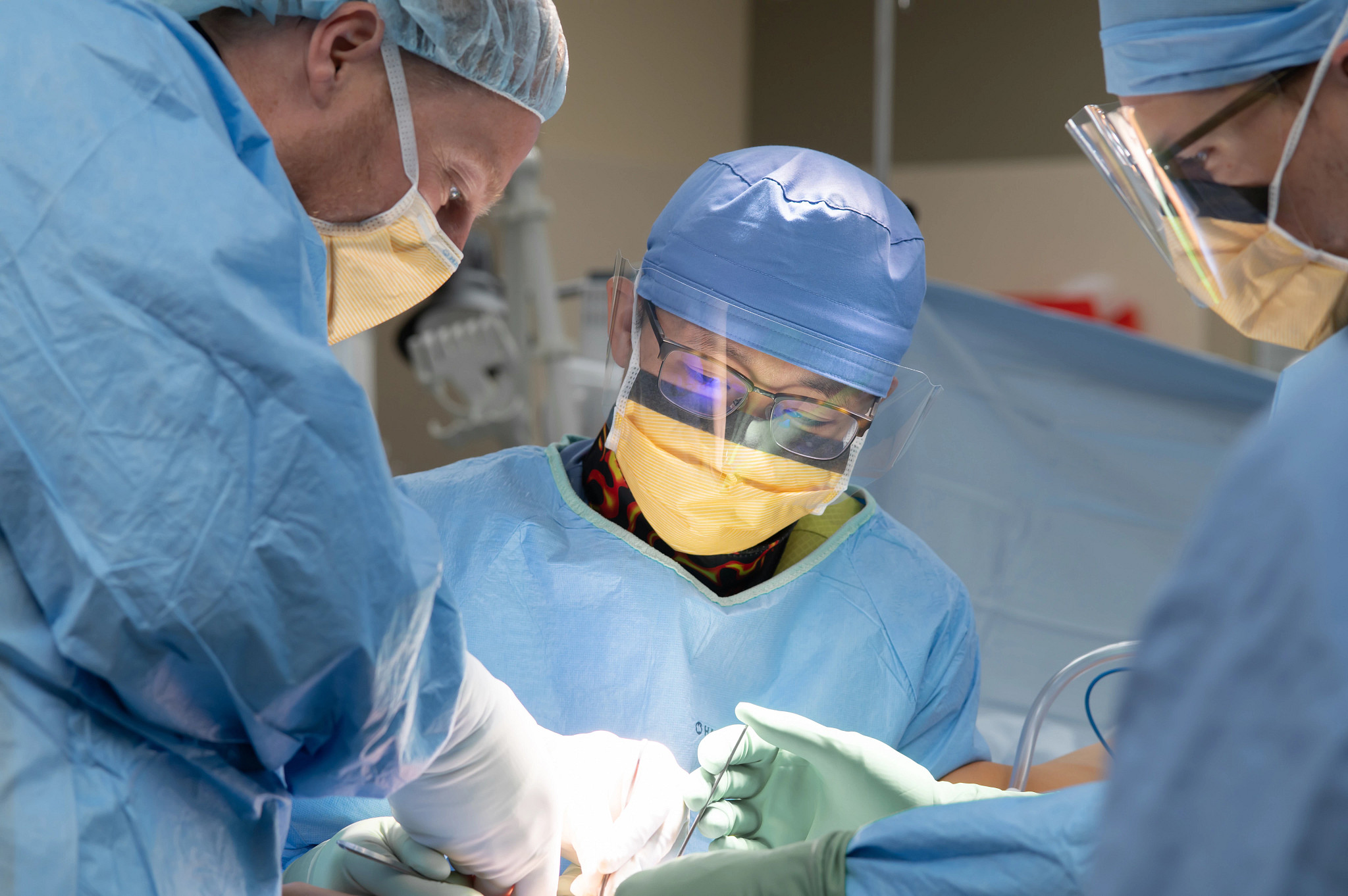 surgeons-performing-orthopedic-surgery