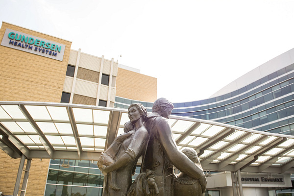 family-statue-outside-gundersens-hospital.jpg
